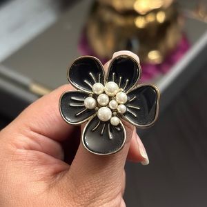 Black flower faux pearls ring